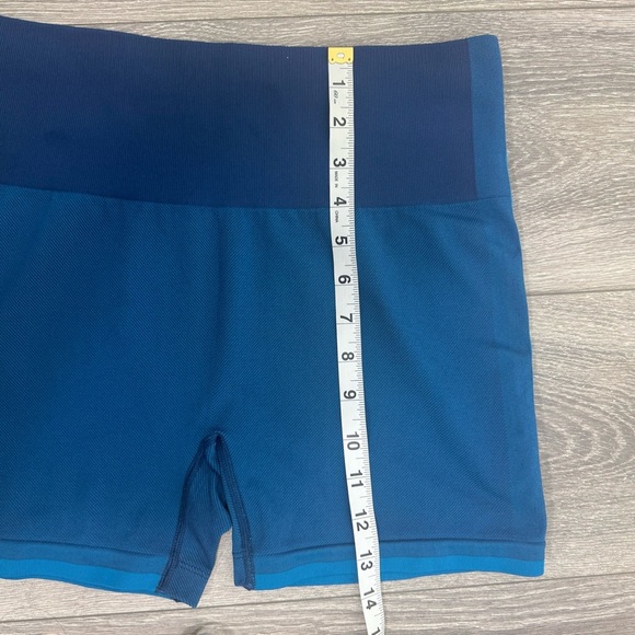 Outdoor Voices Womens Textured Biker Shorts in Blue 4.5” Size Large - Picture 7 of 9